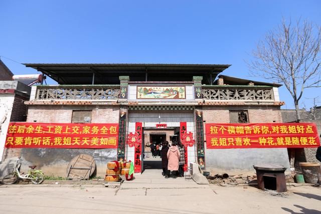 女孩出嫁，弟弟心里不舍得，在家门口拉横幅给姐夫定“规矩”