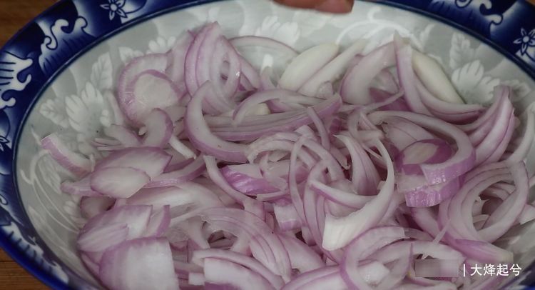 洋葱最好吃做法，打入2个鸡蛋，没想到很好吃，太香了