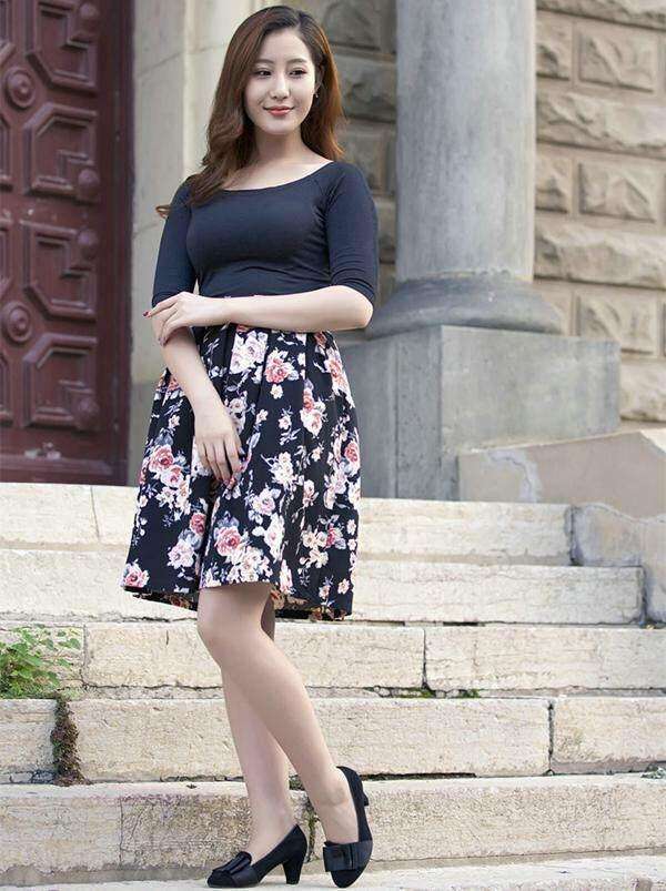 街拍:小姐姐出门直接穿件T恤裙配碎花半身裙,清新洋气又时尚