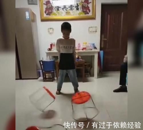 天赋|小男孩在家表演“转凳子”火了,网友:行行出状元,术业有专攻!