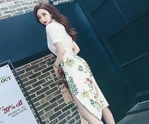 半身裙 职业套装的白色短袖衬衫,搭配开叉印花包臀半身裙的穿搭