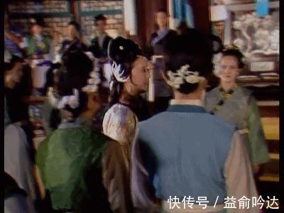 礼仪|96版红楼梦王熙凤竟在秦可卿灵前扑倒跪倒,邢夫人的表情亮了
