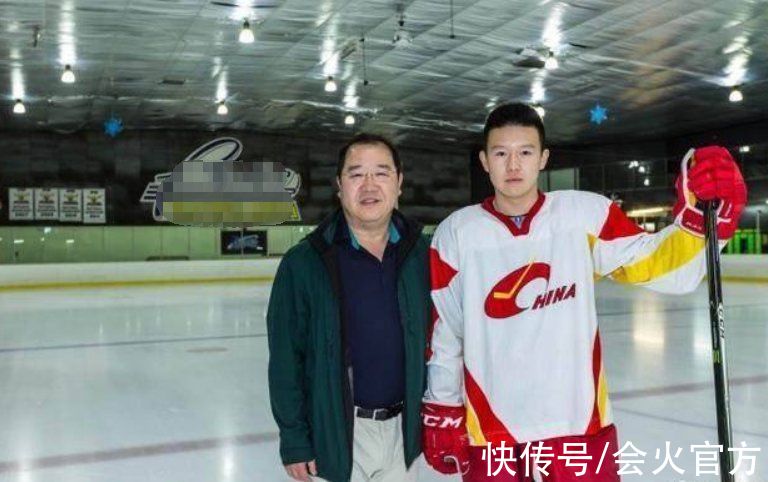健身房|英达小儿子罕晒健身照！赤着上身浑身是汗，23岁成国家冰球队队长