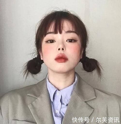 发型 女生别再披头散发了，这些减龄发型够美够撩人，还很显气质