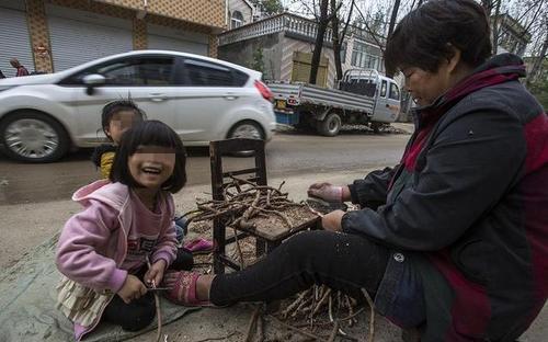 双胞胎女儿|双胞胎女儿，一个奶奶带一个妈妈带，3年后的差距明眼人一看便知