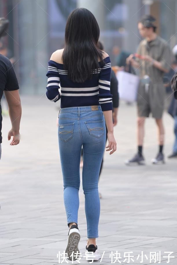 搭配|黑T搭配牛仔裙,清爽舒适,霸气御姐范十足