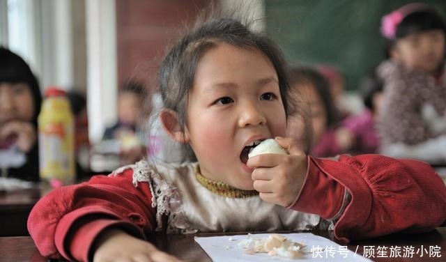 孩子|孩子在学校抢肉吃，老师群内直言家长家里伙食开好点，跟没吃过肉似的