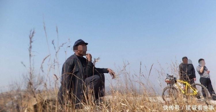 遗言|老人临终遗言,枕头里藏有一堆宝贝,儿子打开后死死捂住嘴巴