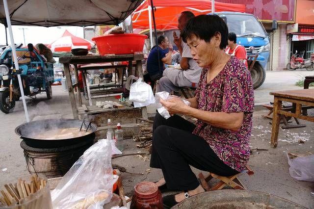  品尝|大集上这美味城里人明知不干净，却跑50里路来品尝，每天卖300块