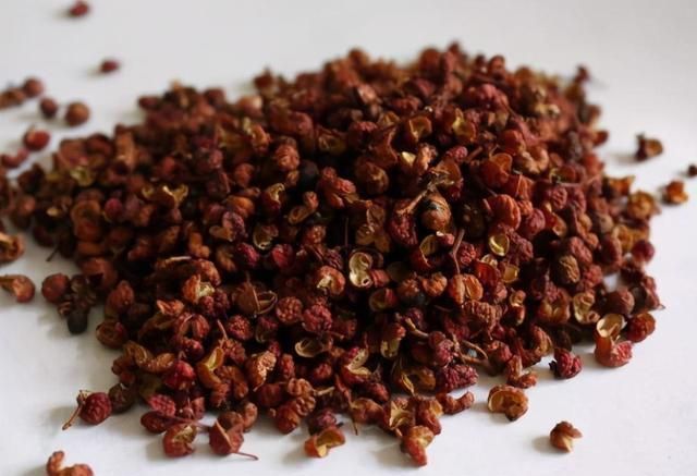 冬天|秋后,碰到草鱼我从不手软,一次买20斤,晒干存放,冬天吃特香