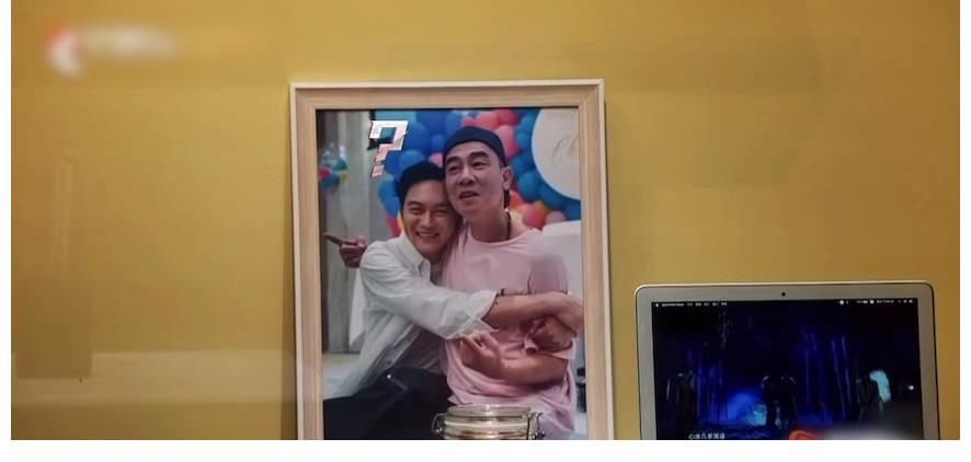 張晉讓陳小春別抱張智霖了來(lái)救他