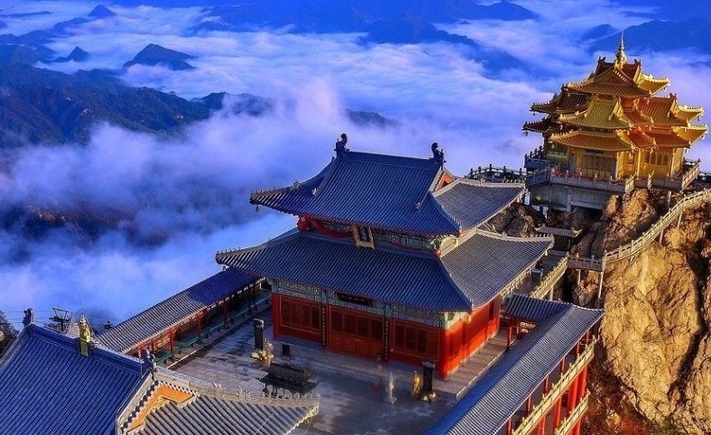 名山|我国秦岭山脉最美的山峰，一山有四季十里不同天，因道家始祖闻名