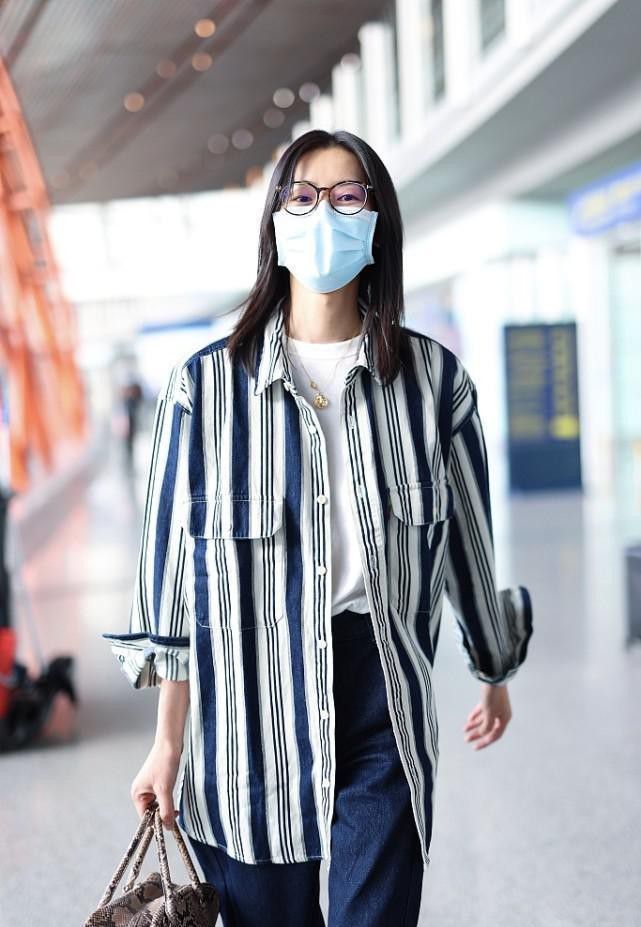 一身|刘雯真是“T台体质”,穿很普通的衬衫加裤子,气质依旧光彩照人