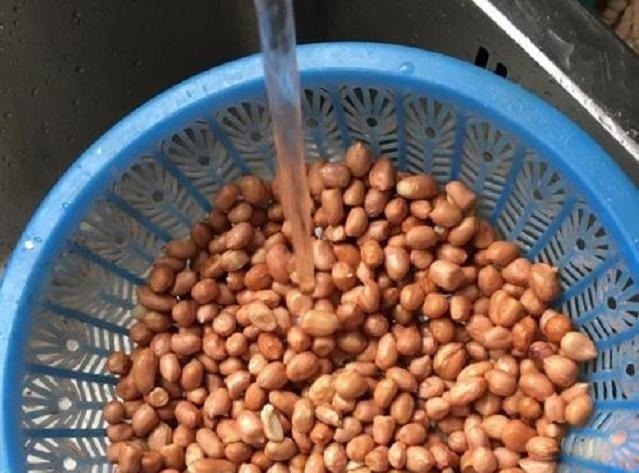 炒花生米,先倒油就错了!多加1步,花生米更酥脆,放1周都不回潮