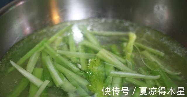 宁心安神|西芹百合炒虾仁，清脆爽口又有营养，快来品尝它的美味吧！