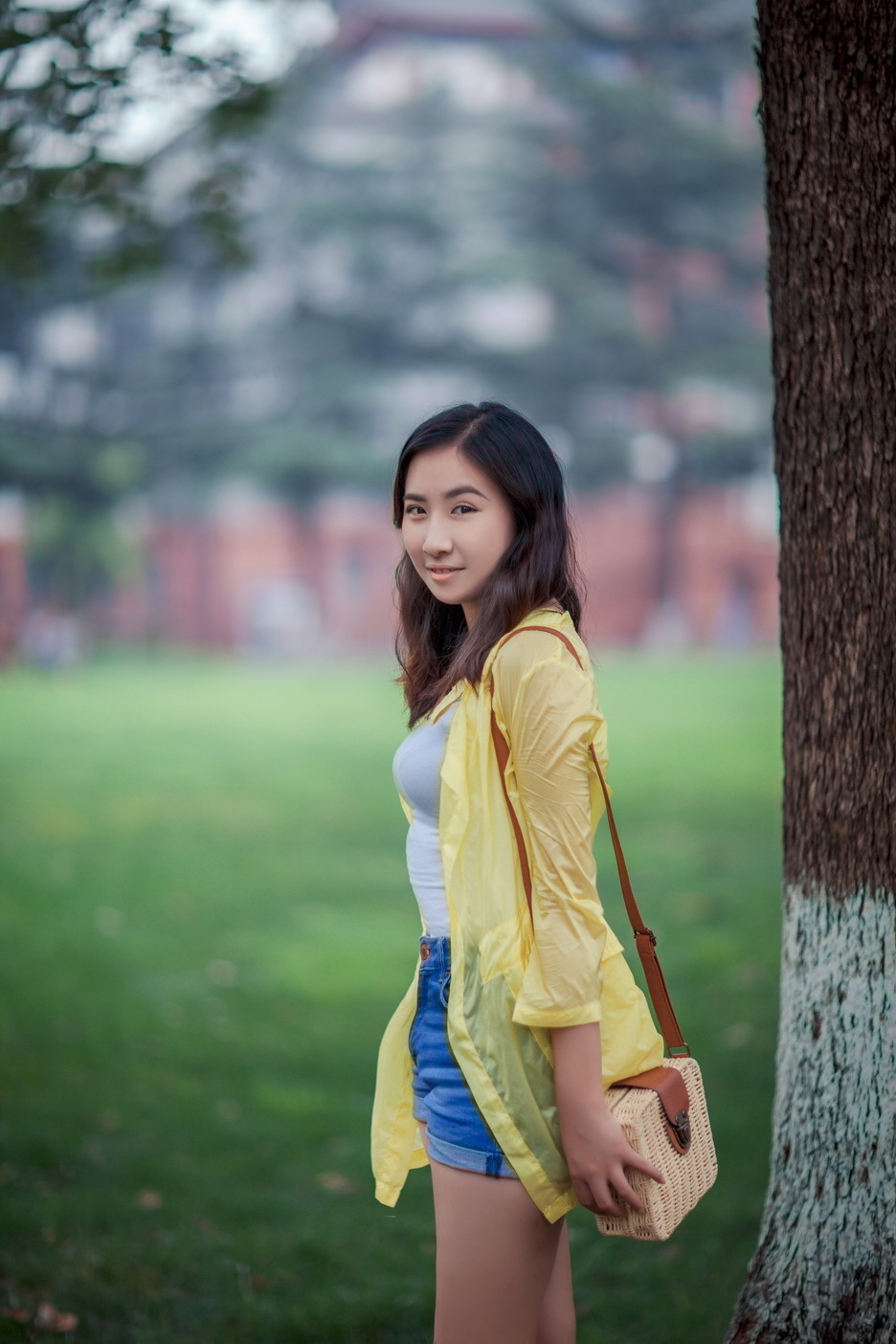 气质唯美川大校花校园摆拍