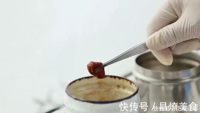 浩浩|4岁男孩掉入油锅,奶奶的行为救了孙子,医生称赞:平时没少看书