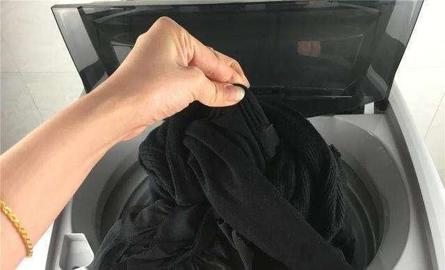 机洗衣服不能只放洗衣液,关键的几步,让衣服洗得更干净