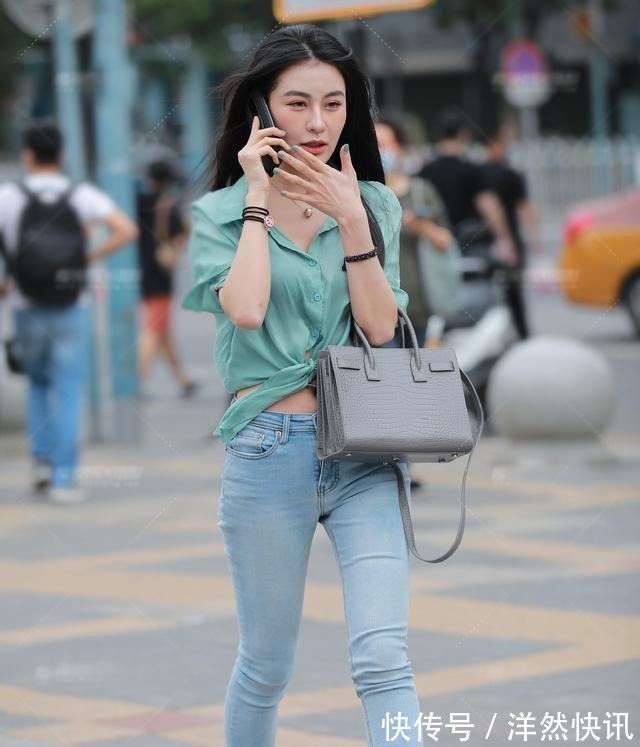 修身牛仔裤 烂大街的牛仔裤,依然是休闲搭配的主角,配翠绿短袖衫,清爽宜人!
