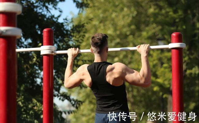 过杠|成年男人1次做多少个引体向上才算合格?