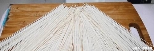 煮面条时,最忌水开下锅,大厨表哥透露“秘诀”,这样面条筋道不坨