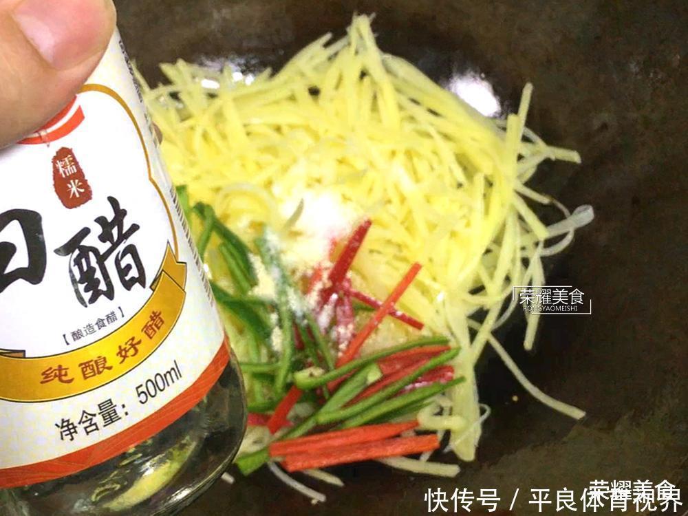 炒土豆丝时,有的人在第一步就做错了,多加一个步骤,爽脆不发黑