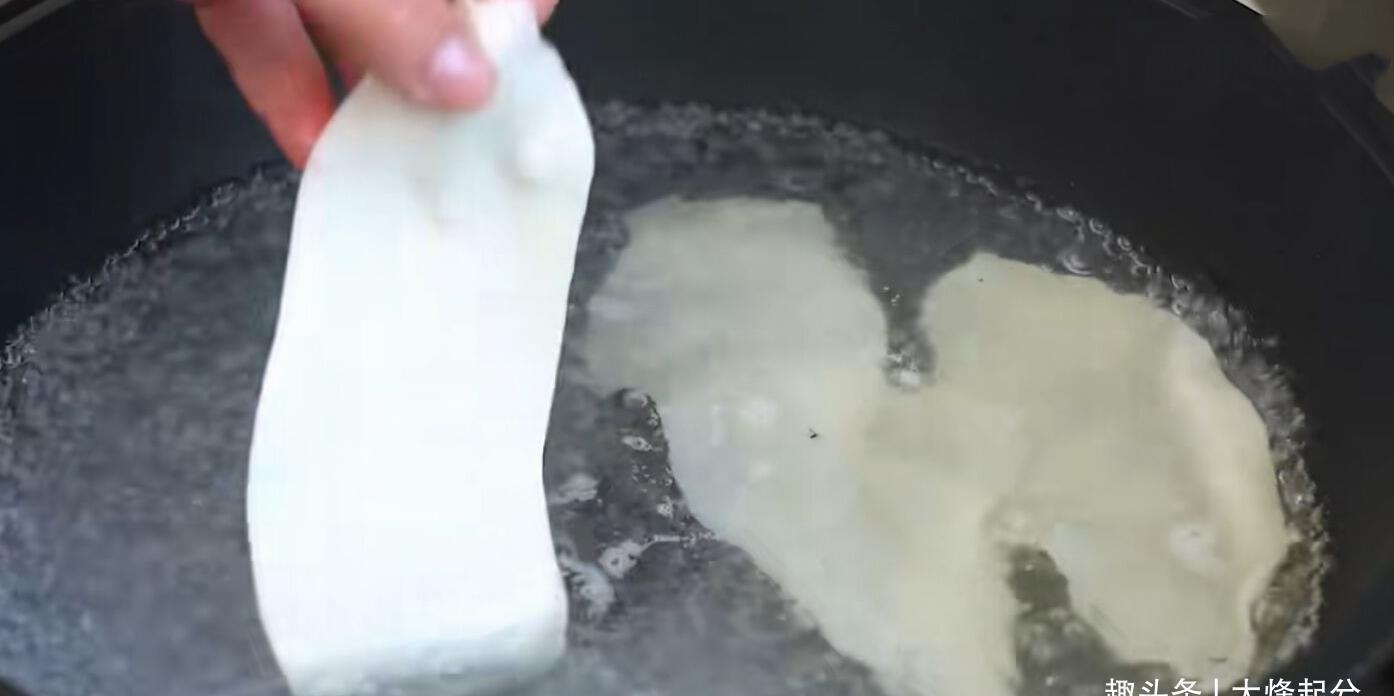 拉面|面条不需要手擀了,教你懒人做法,爽滑又筋道,比拉面还好吃