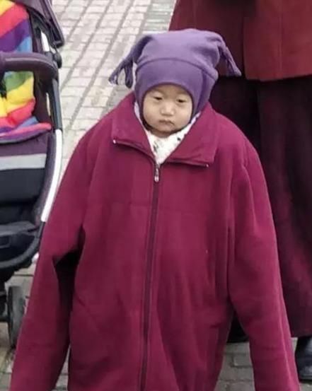 宝妈|宝妈下班回家,发现女儿的脚“胖了”,帮孩子脱掉袜子后笑出声