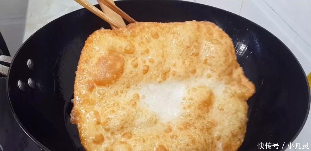 面粉|面粉这样做才最好吃,不用发面,出锅后个个鼓大泡,比油条都好吃