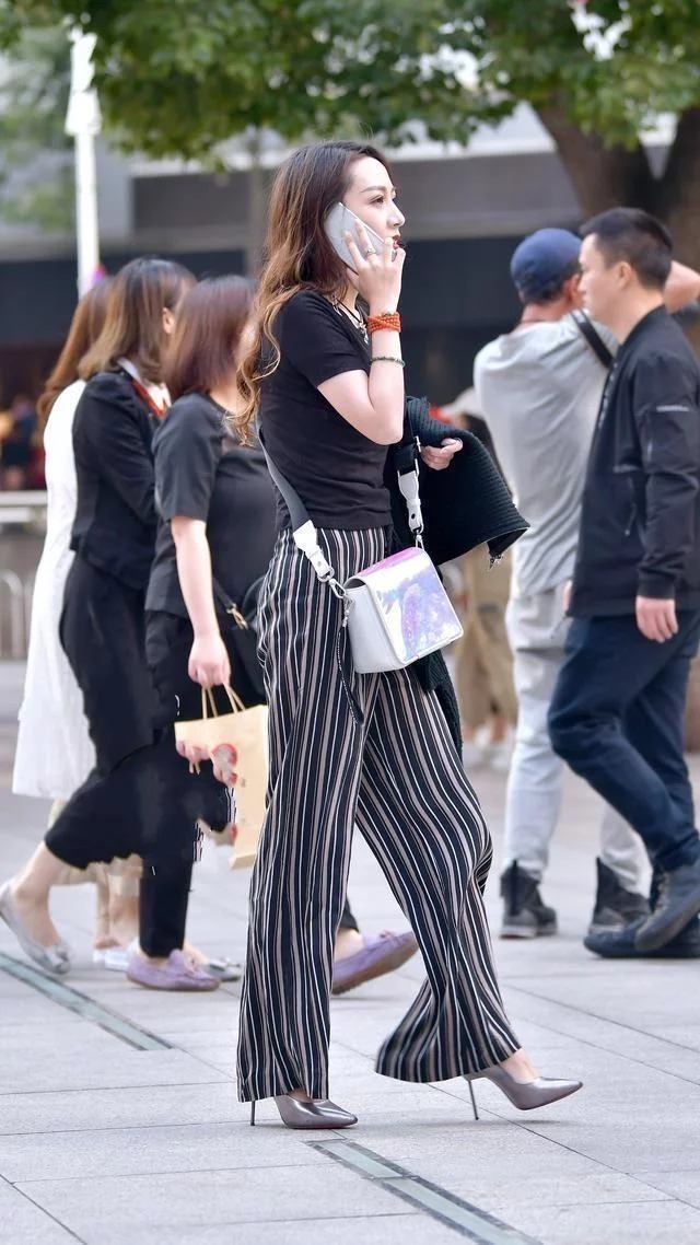 身材高挑|街拍:身材高挑的小姐姐黑色小吊带配短裙,长发飘飘,温婉动人