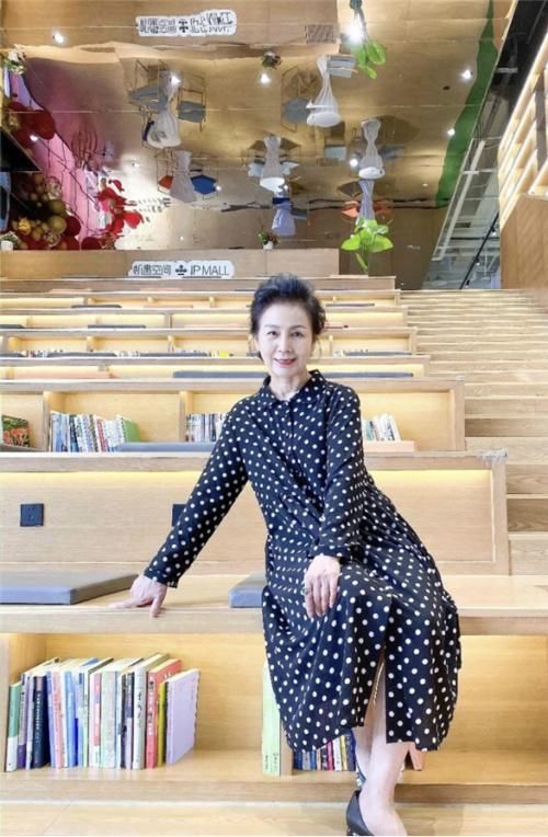 女人不管多大年纪，穿衣服尽量避免这3种“颜色”，沉闷还显老气