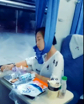 |搞笑GIF:霸气了我的姐 这辈子见过最拉风的走路姿势