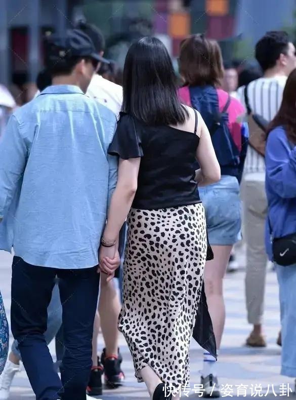 时尚 波点元素现在正流行,搭配吊带穿出不一样的美,时尚减龄