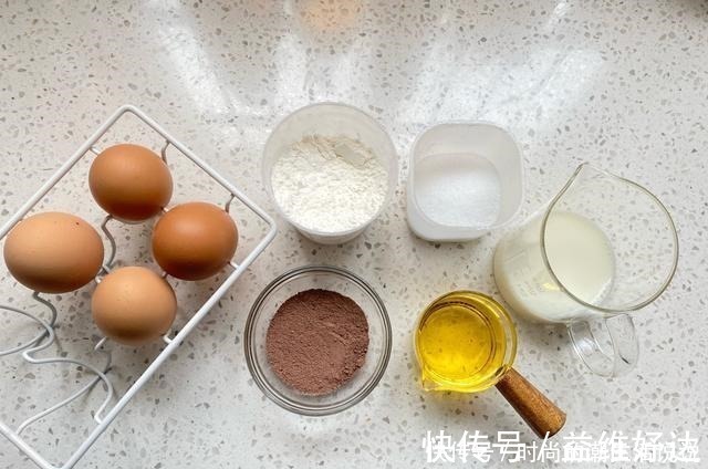 开裂|自制香浓的可可蛋糕卷，做法简单又方便，怎么卷都不开裂