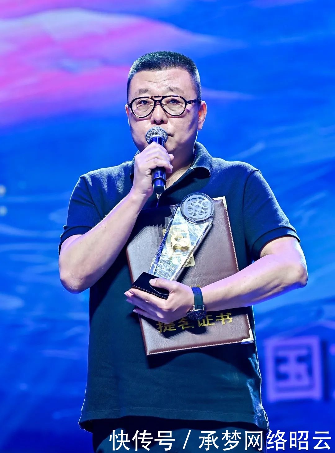 金鸡奖|《白云之下》导演王瑞斩获金鸡奖最佳导演奖