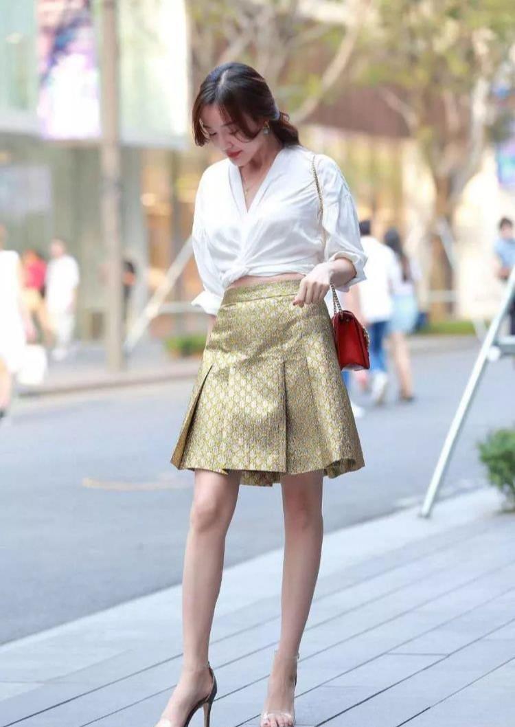 美女|美女姐姐金色半身裙,搭配白衬衫,让你的美换发光彩