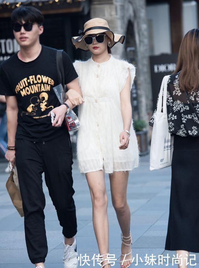 街拍:美女与男朋友逛街, 穿“毛绒式连衣裙”秀身材, 时髦又高雅