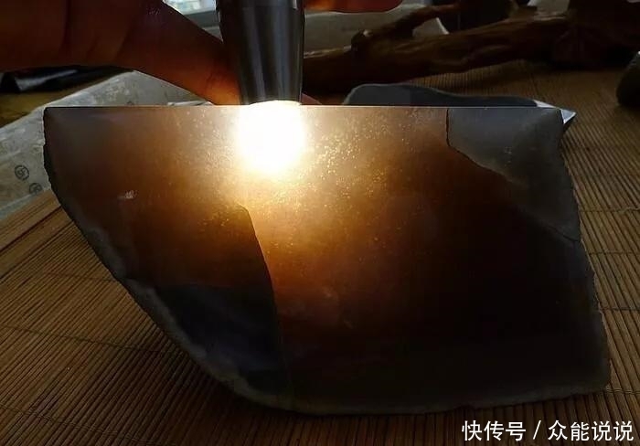  果冻|老缅也会看走眼，中万收的翡翠原石，竟一刀切出“果冻级”翡翠！