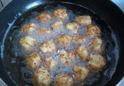 炸素丸子有人用淀粉,有人用面粉其实都不对,大厨教你饭店做法