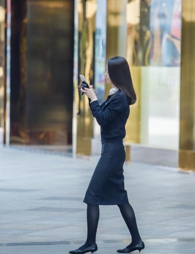 裙子美女全都穿成了黑色,希望全身没有一处黑的,反衬效果才好看