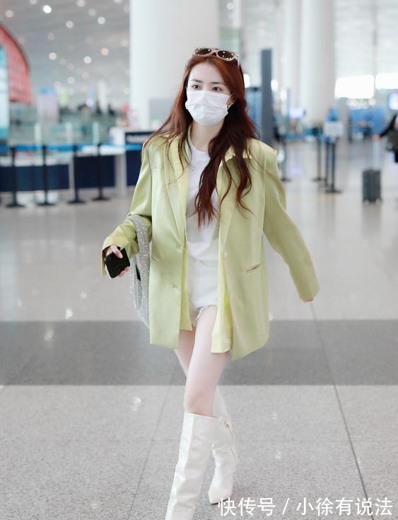 女人味儿|徐璐下班被拍,扮“下衣失踪”漫画腿抢镜,一双洞洞鞋接地气!