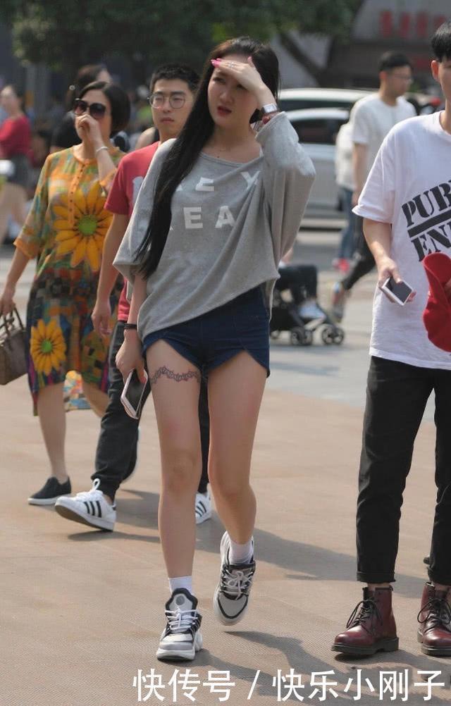 热裤|露肩装搭配超短热裤,粉色的指甲很“抢眼”,尽显与众不同的气质