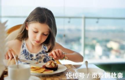 黄金时间|弟弟玩具被抢,向妈妈举报哥哥秘密基地,爸爸:请给孩子完整童年