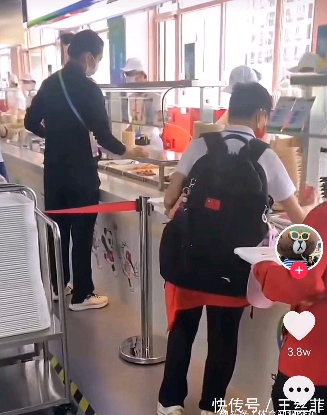 全红婵|管住自己的嘴!全红婵面对众多美食犹豫不决,吃的真不多