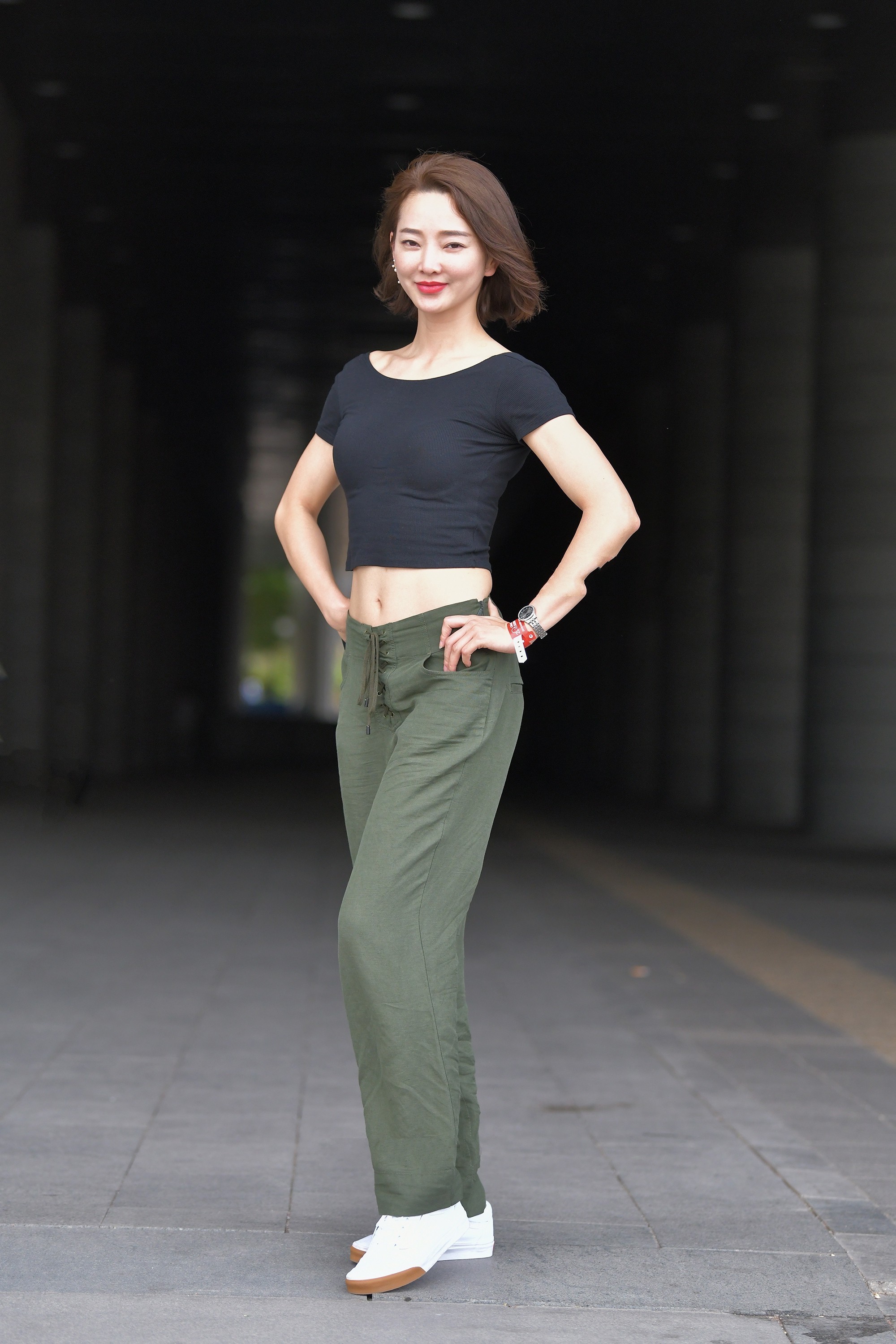 黑色修身短袖搭配绿色工装裤,简单时尚,青春减龄