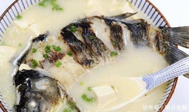 炖鲫鱼汤,万万不要直接下锅煎多做一步,汤鲜香浓白,好喝不腥