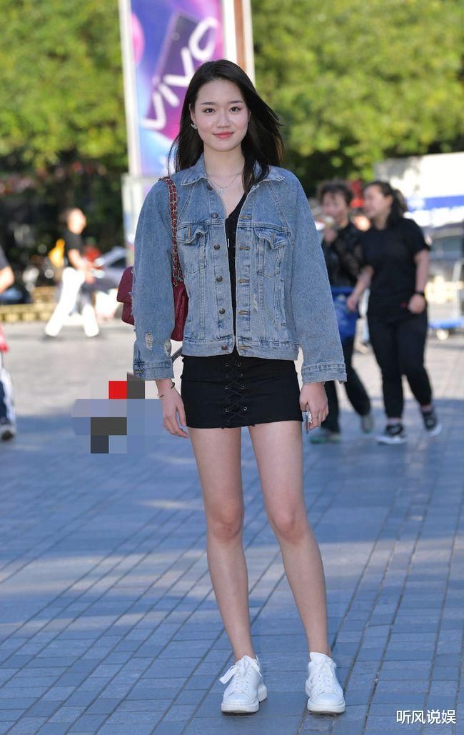 街拍美女:包臀裙搭配小白鞋,勾勒出轻松惬意的少女形象