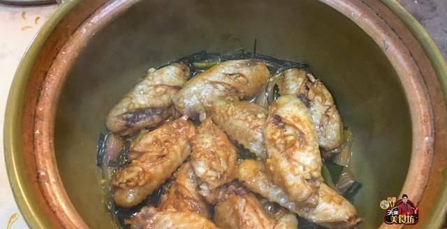 鸡翅|鸡腿别总是红烧了,教你做美味的石锅蒜香鸡翅,作法简易,解馋解饿