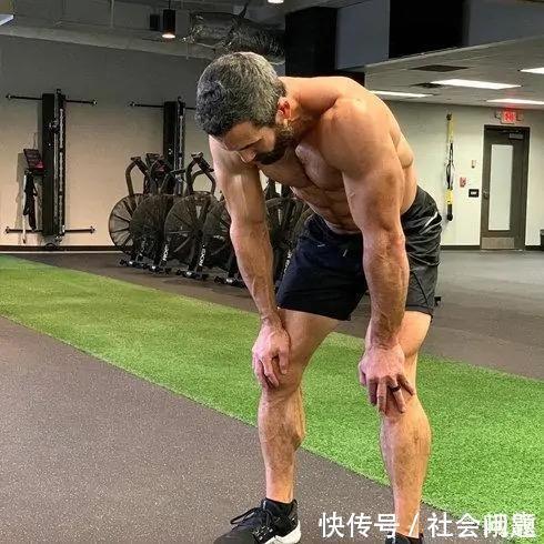 运动|48岁大叔健身30余年,从未使用任何补剂,靠勤奋获得完美肌肉