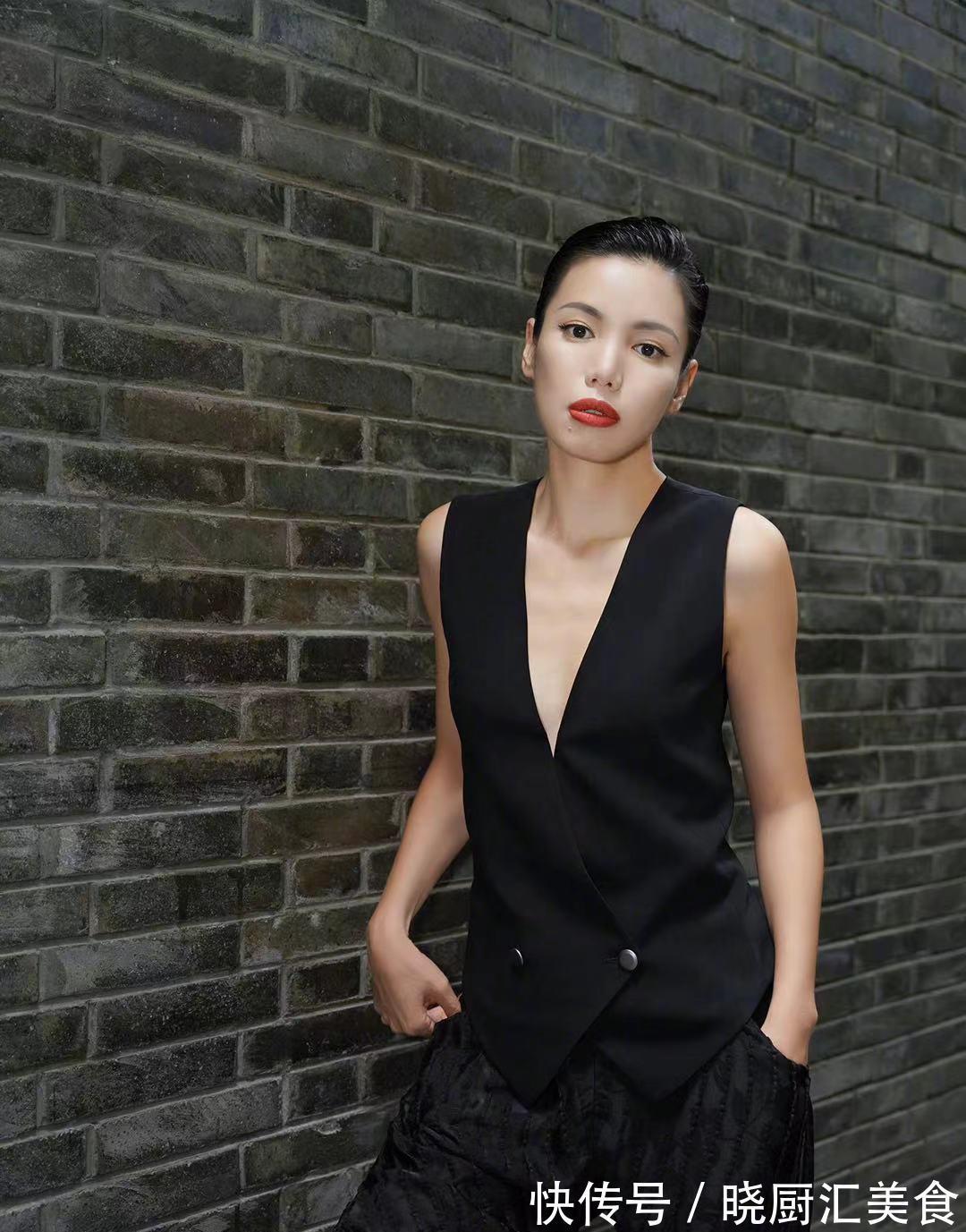 发型|女生换一个发型搭配黑色套装，又帅又摩登